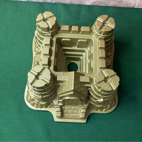 Castle Cake Pan Nordic Ware Sandcastle 10 Cup Cast Aluminum USA Bundt baker - Picture 3 of 10